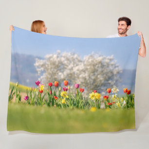 Farbenfrohe Frühlingsblumen mit Tulpen und Affodie Fleecedecke