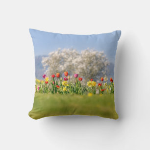 Farbenfrohe Frühlingsblumen mit Tulpen und Affodie Kissen