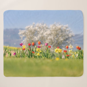 Farbenfrohe Frühlingsblumen mit Tulpen und Affodie Sherpadecke