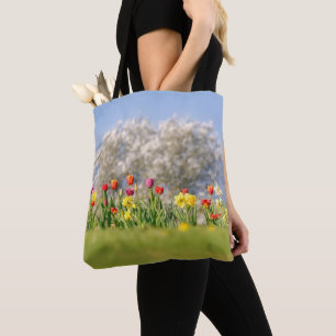 Farbenfrohe Frühlingsblumen mit Tulpen und Affodie Tasche