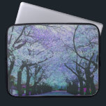 Farbenfrohe Frühlingskirche Blossom Landschaft Laptopschutzhülle<br><div class="desc">Farbenfrohe Frühlingskirsche blüht Landschaft. Baumreihe mit Blume aus Weiß und Lavendel. Erhältlich auf anderen Produkten und als Plakat und Leinwand. Auf Anfrage bei allen Produkten.</div>