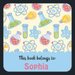 Farbenfrohe Fun School Science Pattern Personalisi Quadratischer Aufkleber<br><div class="desc">Ein buntes Schulmuster für Spaß mit Schulbedarf und Raumfahrt,  Roboter,  Labrador-Ausrüstung in lustigen Farben. Ideal für personalisierte Etiketten für Bücher,  Zeitschriften und die Kennzeichnung von Schulmaterial.</div>