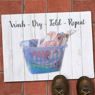 Farbenfrohe geflochtene Wäsche über Gefahren in bl Fußmatte