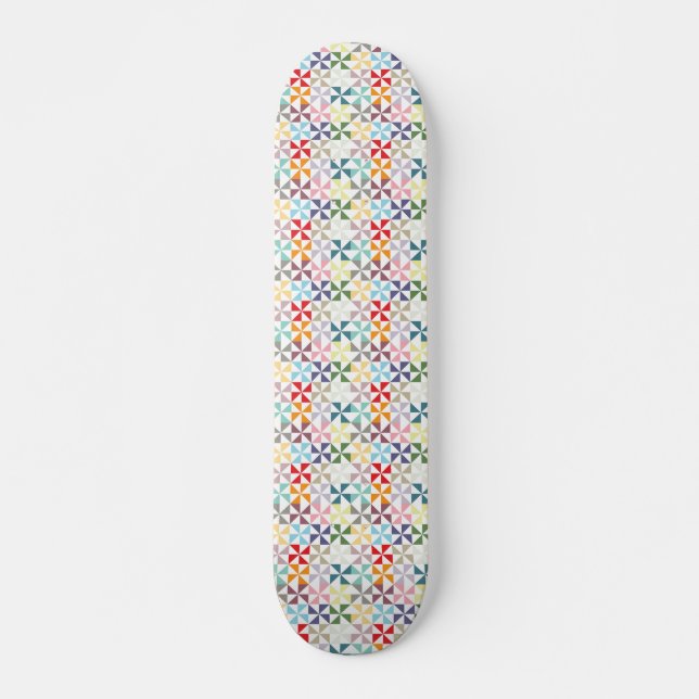 Farbenfrohe geometrische Pinwheel Skateboard (Vorne)