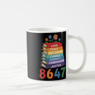 Farbenfrohe gestapelte Bücher für den Wandel Anti  Kaffeetasse