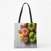 Farbenfrohe gestreifte Tomaten auf Wettertisch