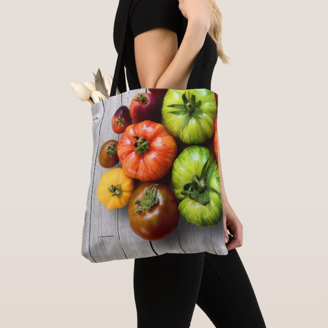 Farbenfrohe gestreifte Tomaten auf Wettertisch Tasche (Von Nahem)