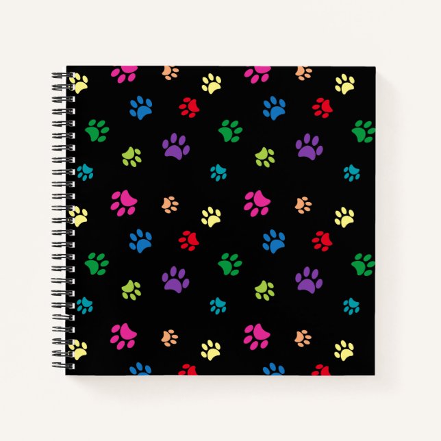 Farbenfrohe gestrichene Paw-Prints auf schwarz Notizbuch (Vorderseite)