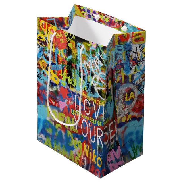 Farbenfrohe Graffiti Art Mittlere Geschenktüte (Vorderseite Schrägansicht)