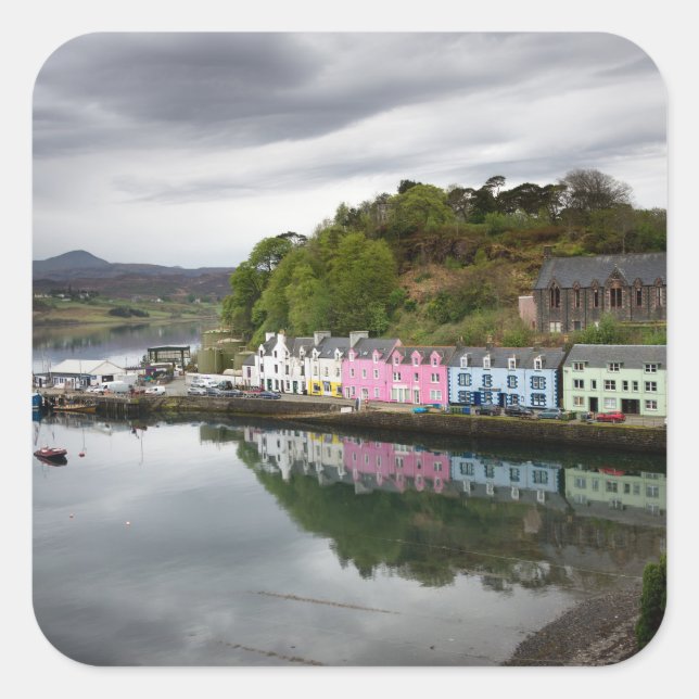 Farbenfrohe Häuser in Portree, Skye Quadratischer Aufkleber (Vorderseite)
