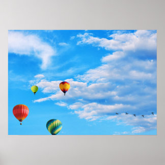 Farbenfrohe Heißluftballons im Himmel Poster