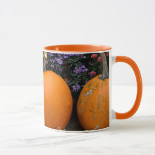 Farbenfrohe Herbstdekoration mit Kürbissen Tasse