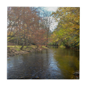 Farbenfrohe Herbstreflektionen über die Herbstströ Fliese