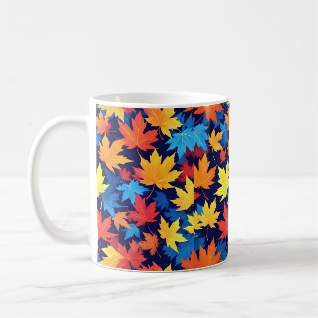 Farbenfrohe Herbstüberreste im dunkelblauen Hinter Kaffeetasse (Links)