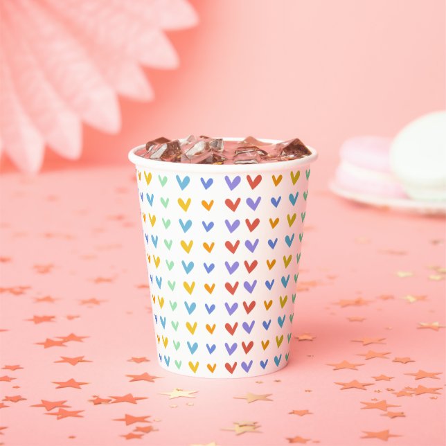 Farbenfrohe Herz trifft Retro Rainbow Baby Dusche Pappbecher (Insitu)