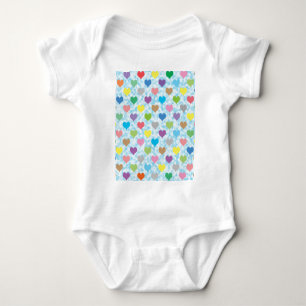 Farbenfrohe Herzmuster auf blauem Hintergrund Baby Strampler