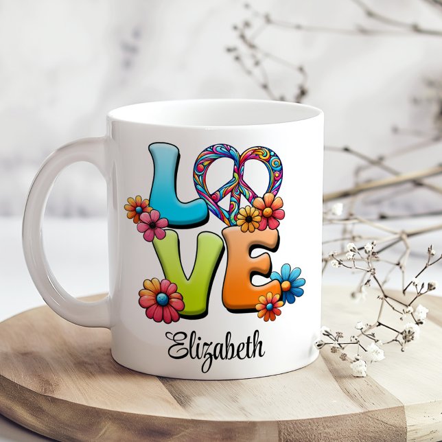 Farbenfrohe Hippie Floral LIEBE PEACE Individuelle Kaffeetasse (Colorful Hippie Floral LOVE PEACE Custom Name Coffee Mug on a boho kitchen table with tiny flowers)