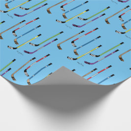Farbenfrohe Hockeyschläger auf blau Geschenkpapier