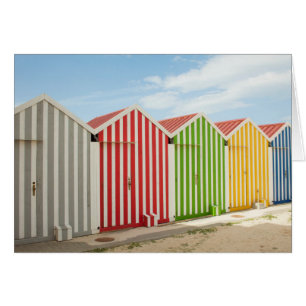 Farbenfrohe Hütten am Strand