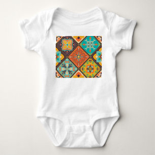 Farbenfrohe islamisch inspirierte Patchwork-Kachel Baby Strampler