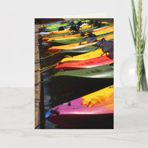 Farbenfrohe Kajaks, schwarz im Inneren Karte