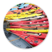 Farbenfrohe Kayaks