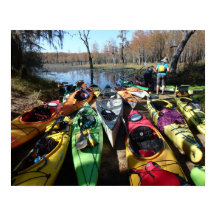 Farbenfrohe Kayaks