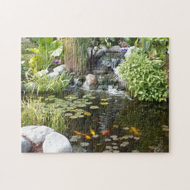 Farbenfrohe Koi im Lily-Teich mit Wasserfall (Horizontal)