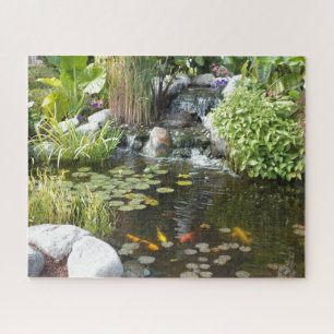 Farbenfrohe Koi im Lily-Teich mit Wasserfall