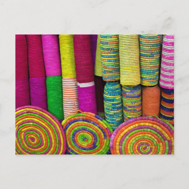 Farbenfrohe Körbe auf dem Markt Postkarte (Vorderseite)