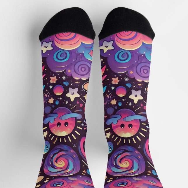 Farbenfrohe kosmische Szene mit Cartoon Planets Socken (Oben)