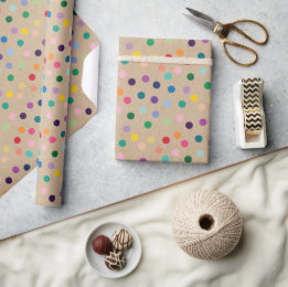 Farbenfrohe Kunstgegenstände auf rustikalen Imitat Geschenkpapier