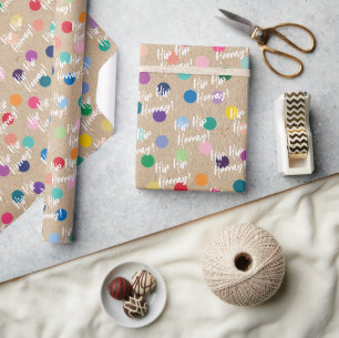 Farbenfrohe Kunstgegenstände auf rustikalen Imitat Geschenkpapier