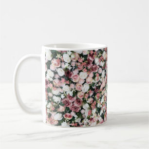 Farbenfrohe künstliche Blume: lebhafter Hintergrun Kaffeetasse
