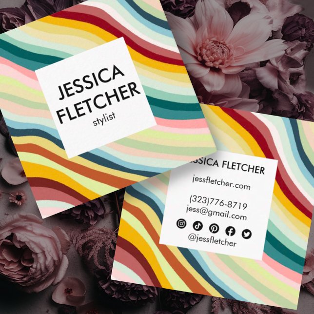 Farbenfrohe Kurven mit sozialen Ikonen Minimalisti Quadratische Visitenkarte (Beautiful stripes adorn this custom business card with social media icons.)