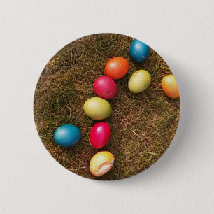 Farbenfrohe lackierte Eier im Garten, Ostereier Button