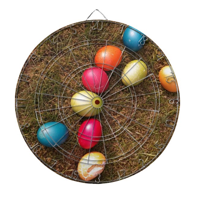 Farbenfrohe lackierte Eier im Garten, Ostereier Dartscheibe (vorne)