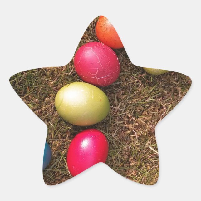 Farbenfrohe lackierte Eier im Garten, Ostereier Stern-Aufkleber (Vorderseite)