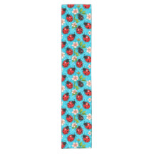 Farbenfrohe Ladybug-Muster mit Blume