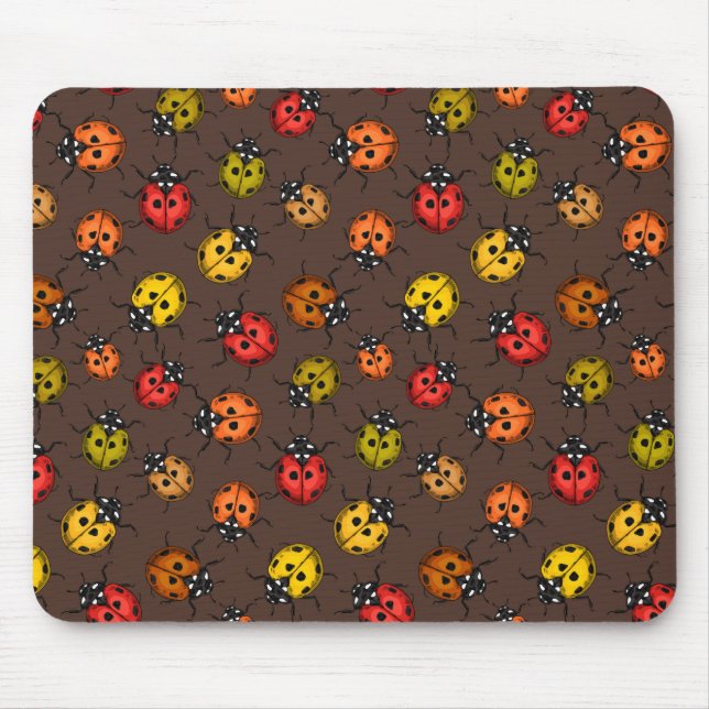 Farbenfrohe Ladybugs auf braun Mousepad (Vorne)