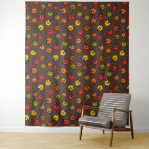 Farbenfrohe Ladybugs auf braun Wandteppich