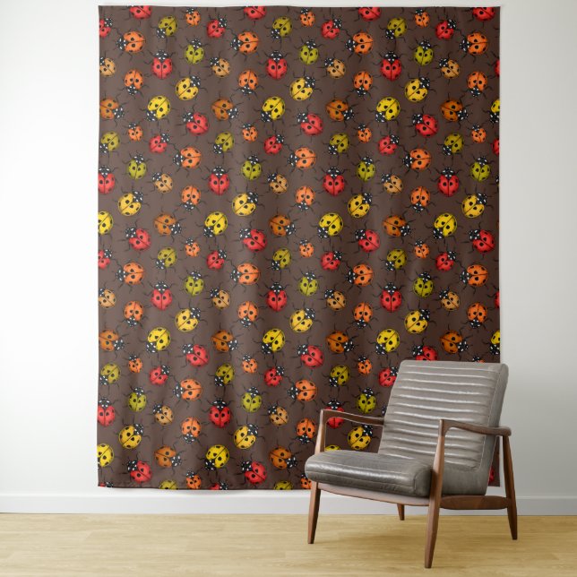 Farbenfrohe Ladybugs auf braun Wandteppich (Beispiel)