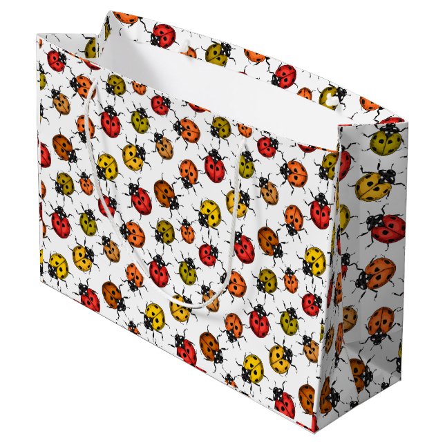 Farbenfrohe Ladybugs auf weiß Große Geschenktüte (Rückseite Schrägansicht)