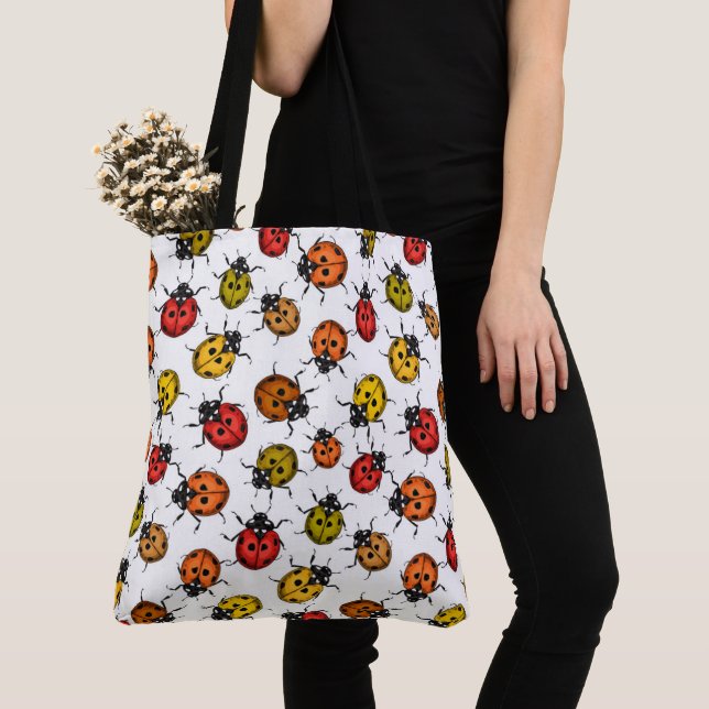 Farbenfrohe Ladybugs auf weiß Tasche (Von Nahem)