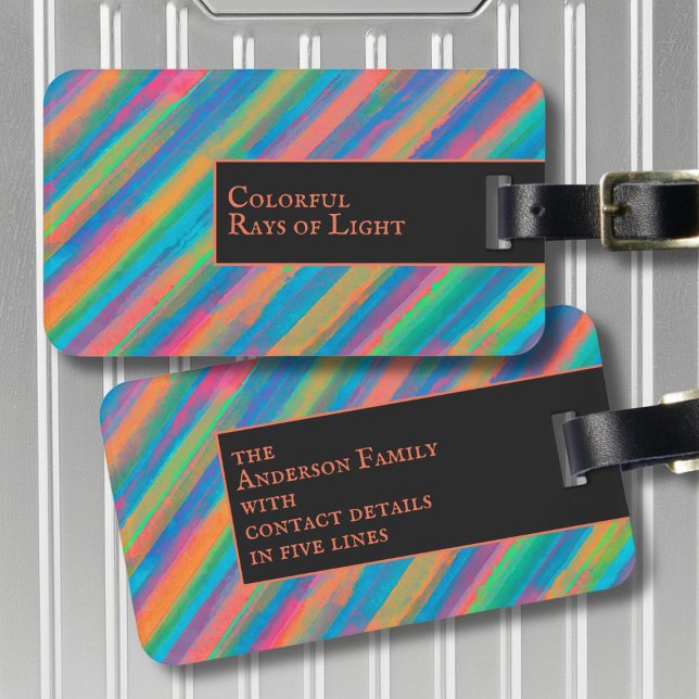 Farbenfrohe Lichtstrahlen fallen in Dunkelheit Gepäckanhänger (Von Creator hochgeladen)