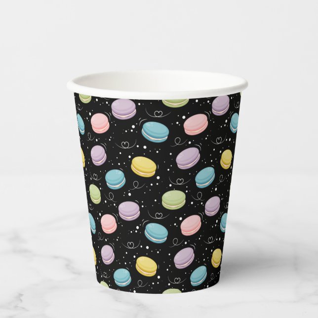 Farbenfrohe Macarons-Muster auf schwarz für Papier Pappbecher (Vorderseite)