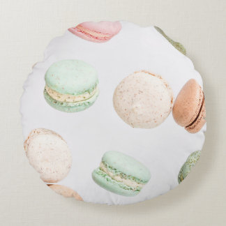Farbenfrohe Macarons: Süß fallendes Muster. Rundes Kissen