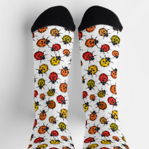 Farbenfrohe Marienkäfer auf weißem Hintergrund Socken