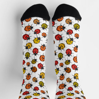 Farbenfrohe Marienkäfer auf weißem Hintergrund Socken