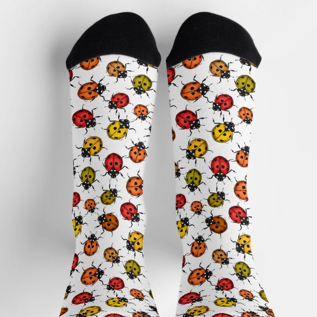 Farbenfrohe Marienkäfer auf weißem Hintergrund Socken (Oben)